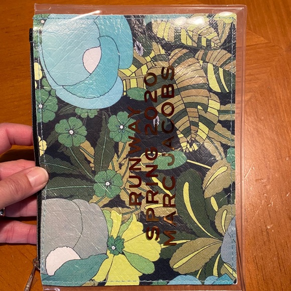 2 Marc Jacobs Cosmetics Bags - Picture 3 of 9